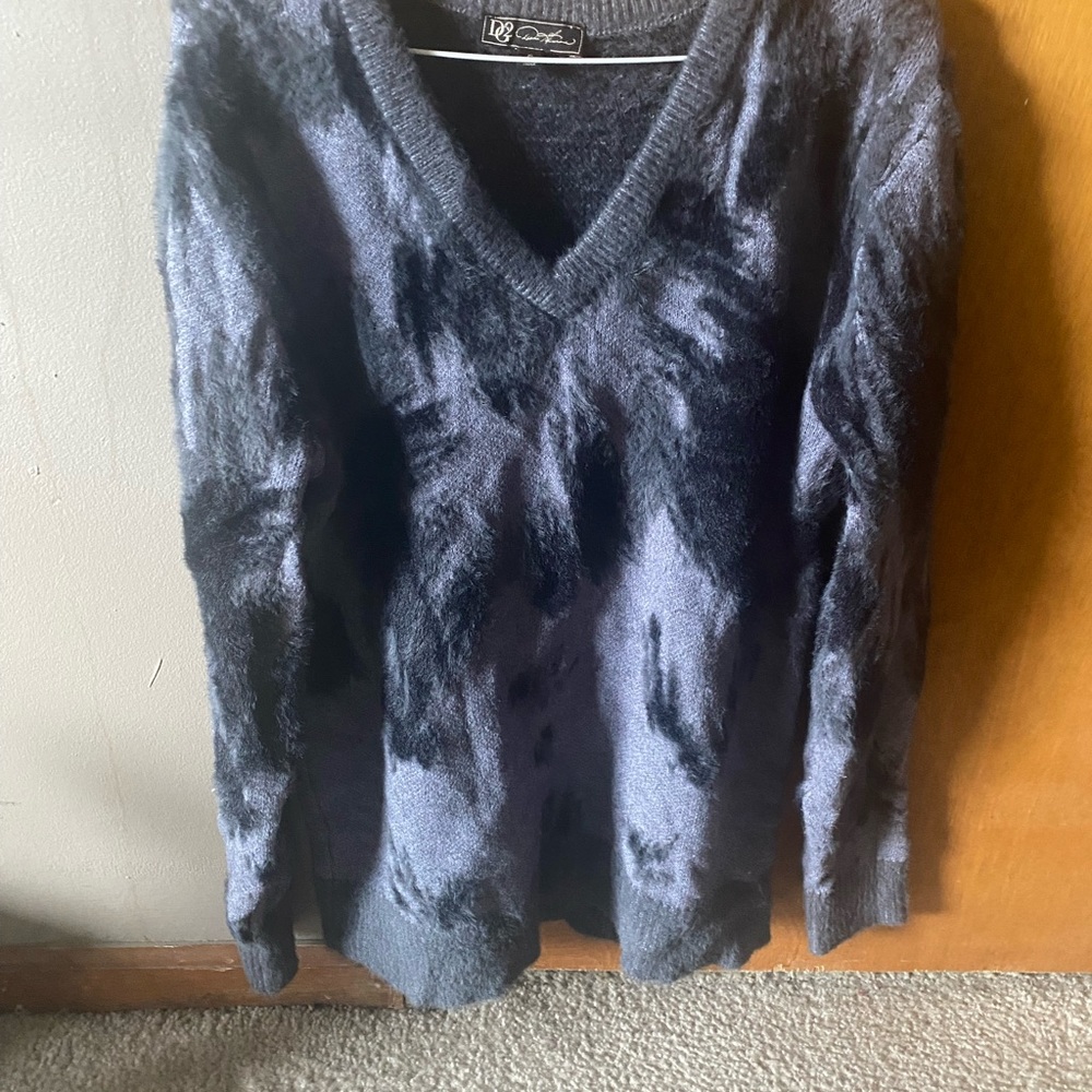 DG2 gray/black sweater
